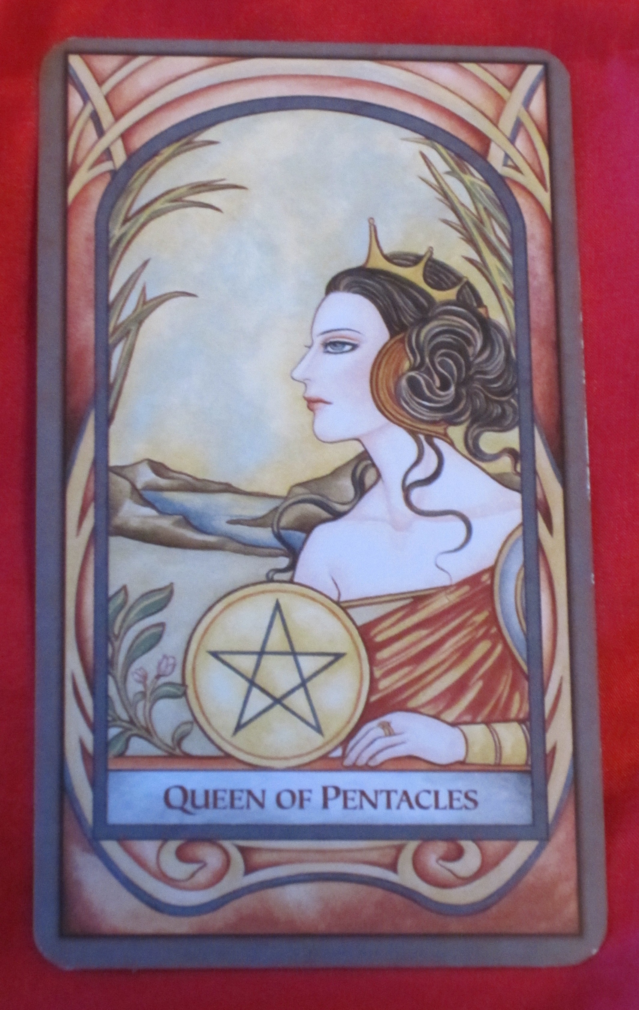 Дамы таро значение. Таро Фенестра галерея. Queen of Pentacles Таро. Королева пентаклей Таро ведьм. Карты Таро Фенестра.